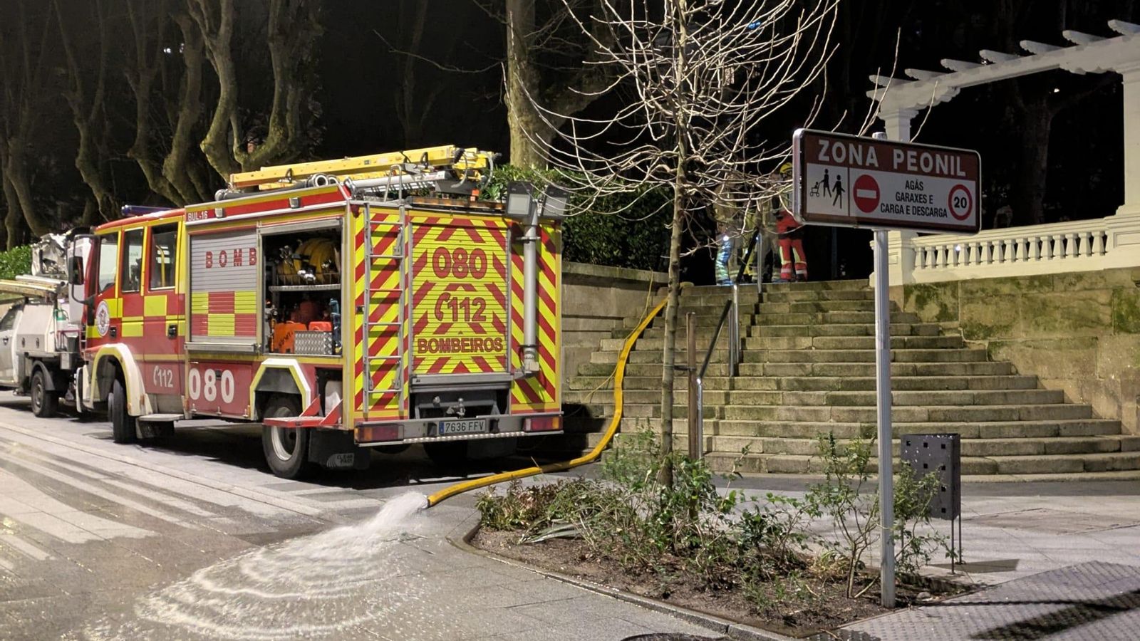 Bomberos achicando agua en el transformador del parque San Lázaro para restablecer el suministro eléctrico.