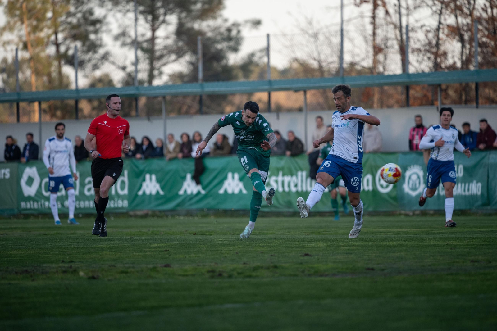 Galería | Espiñedo vive una tarde noche de fútbol donde el Arenteiro cayó ante el Tenerife
