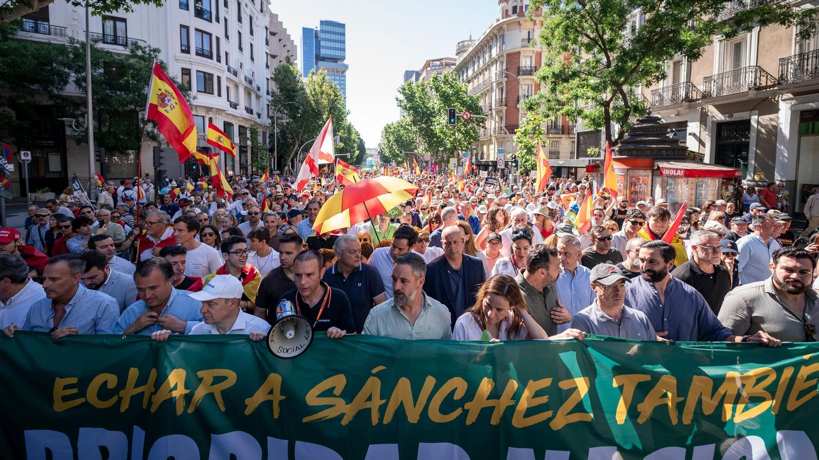El presidente de Vox, Santiago Abascal (c), y la portavoz de Vox en la Asamblea de Madrid, Isabel Pérez Moñino (4d), durante una manifestación para exigir la dimisión del presidente del Gobierno, Pedro Sánchez.