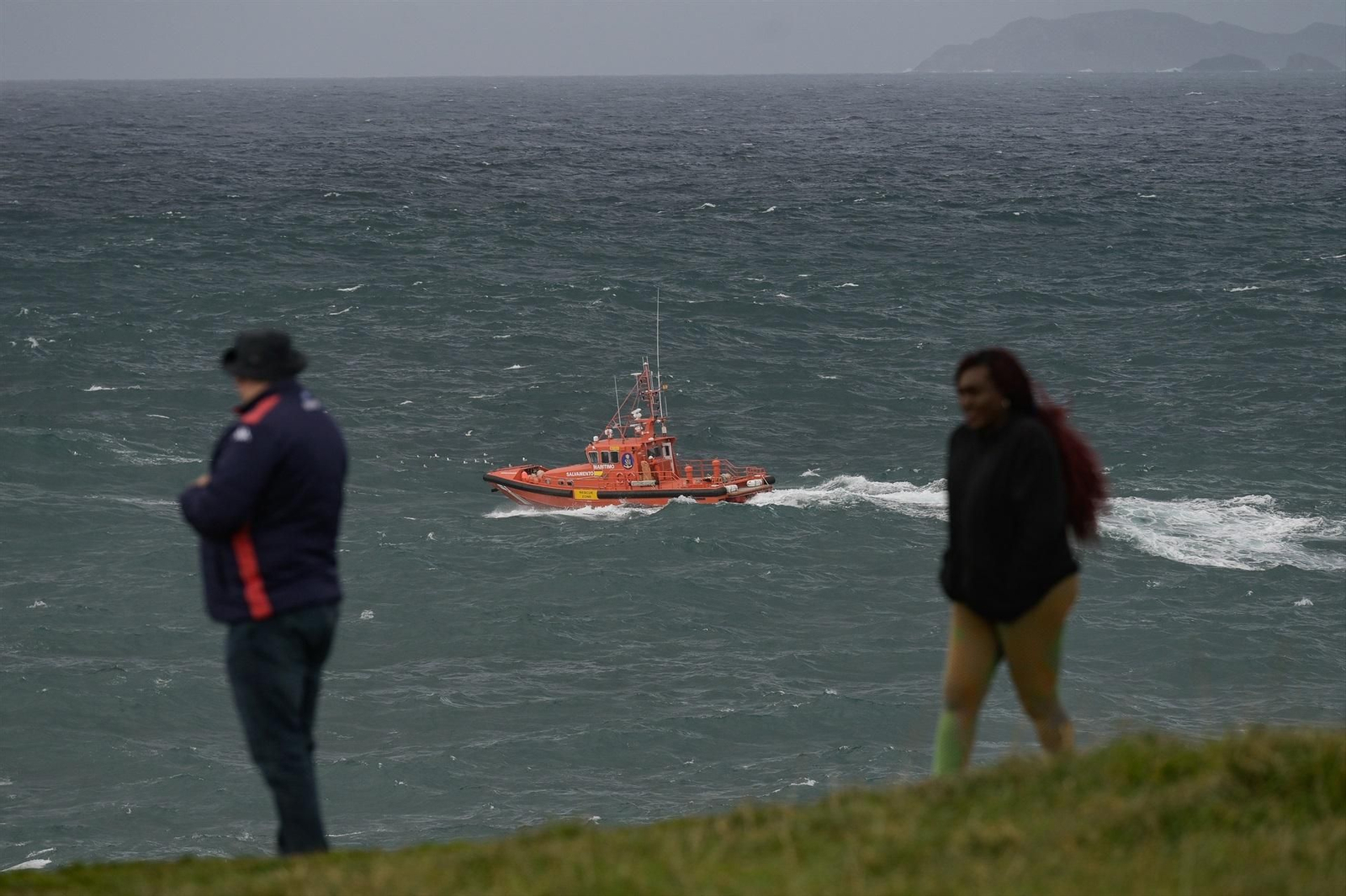 Servicios de emergencias en busca del hombre que cayó al mar en A Coruña