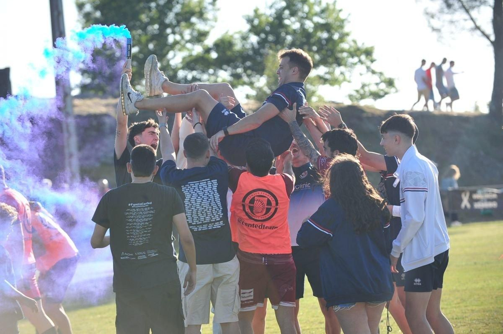 El entrenador del Cented, Sergio Moreira, es levantado por los aires por un grupo de aficionados y jugadores.