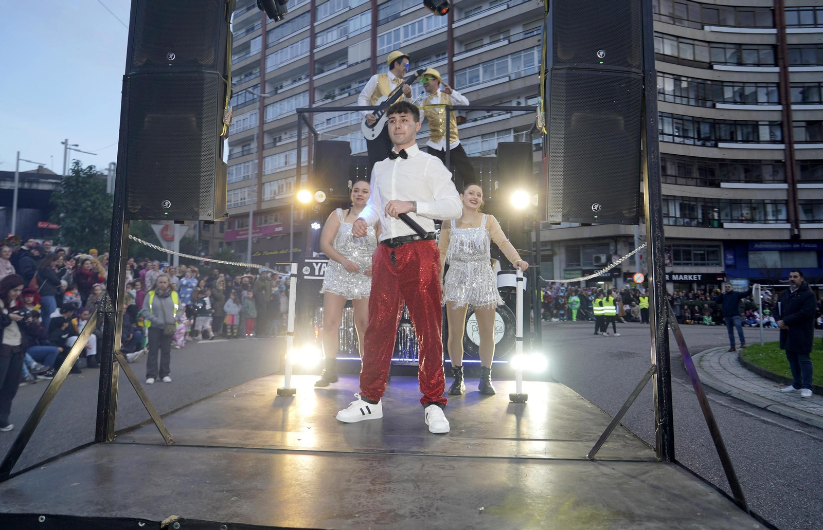 Galería | El desfile de comparsas del Entroido 2026 ilumina las calles de Vigo