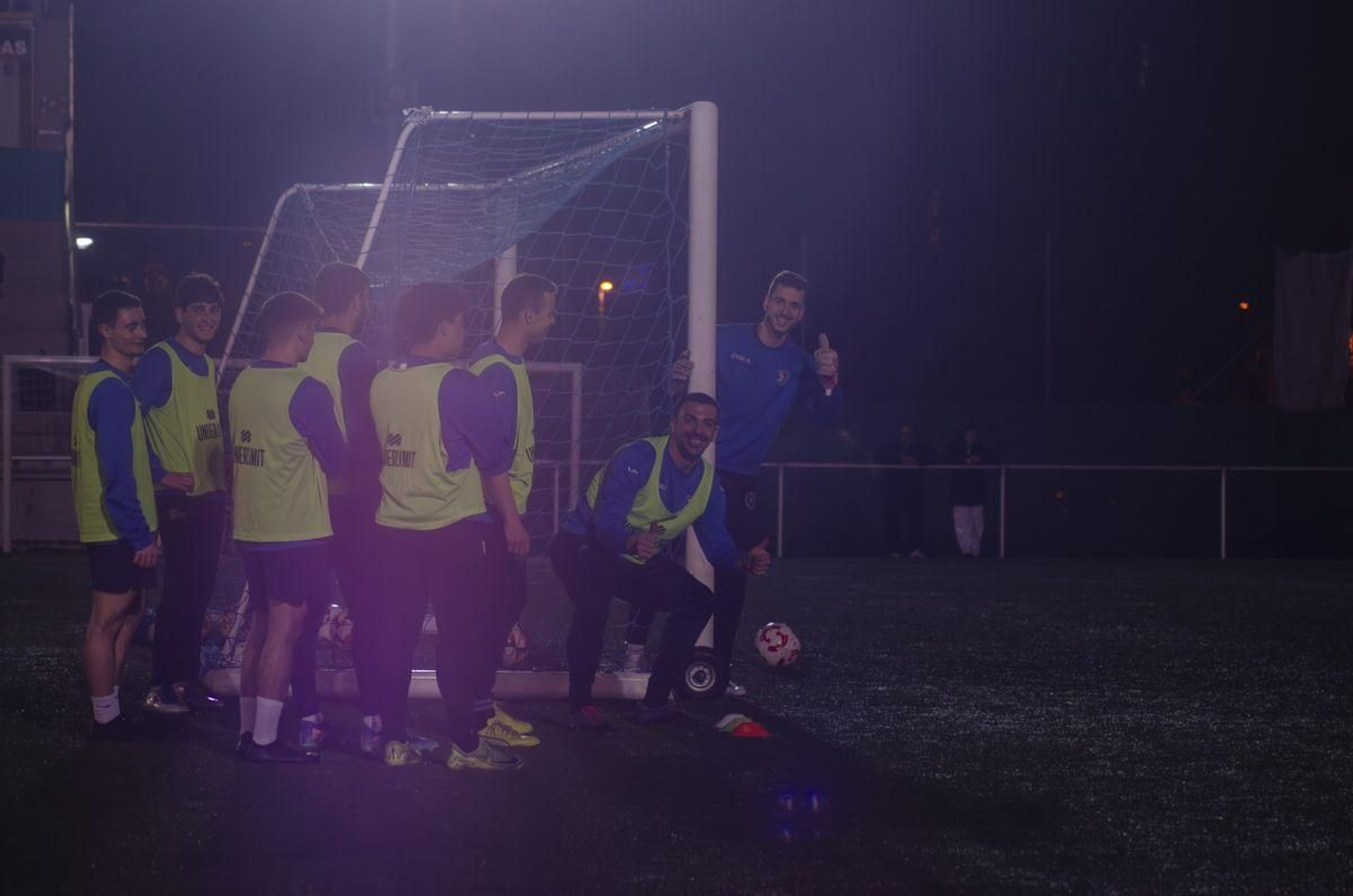 Los jugadores del Barbadás, sonrientes durante un entrenamiento en Os Carrís.