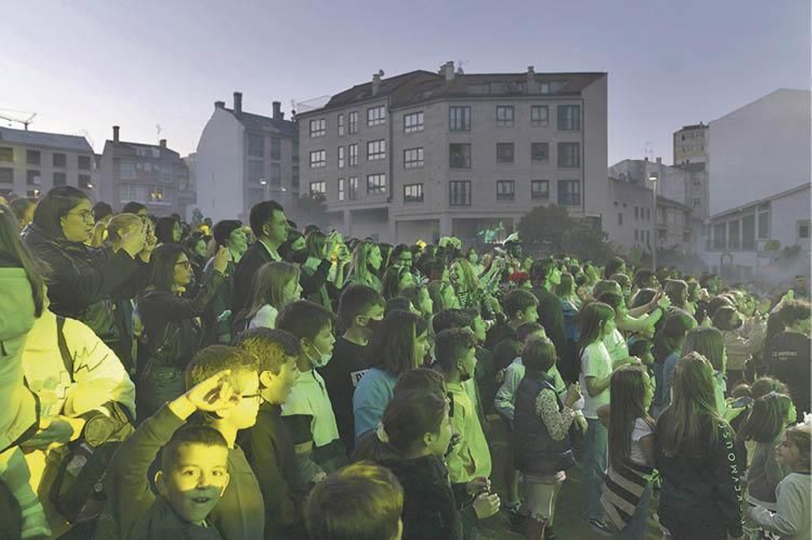 Público asistente a la actuación de la orquesta panorama en O Carballiño.