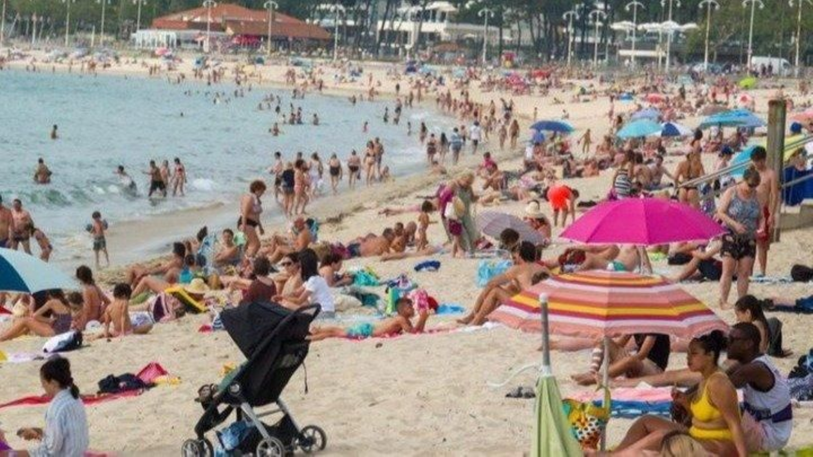 Masiva afluencia a la playa de Samil para mitigar el calor de un auténtico día de verano.