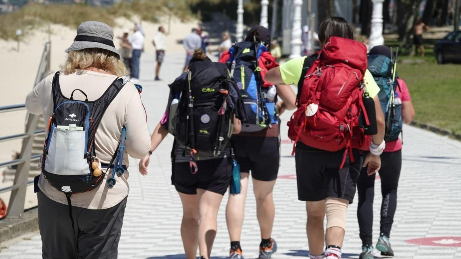 Peregrinos del Camino de la Costa, pasando por Samil.  La mayoría son extranjeros y se hospedan en hoteles.