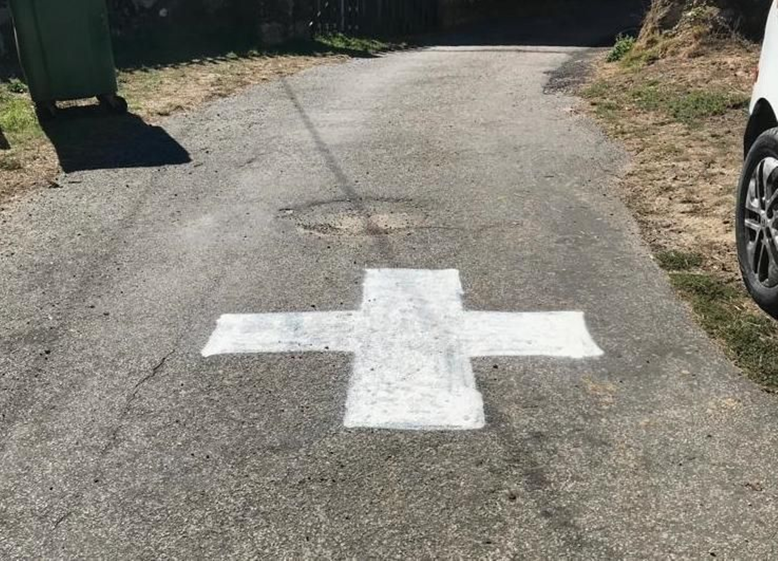 Una de las cruces aparecidas esta semana en Cartelle.