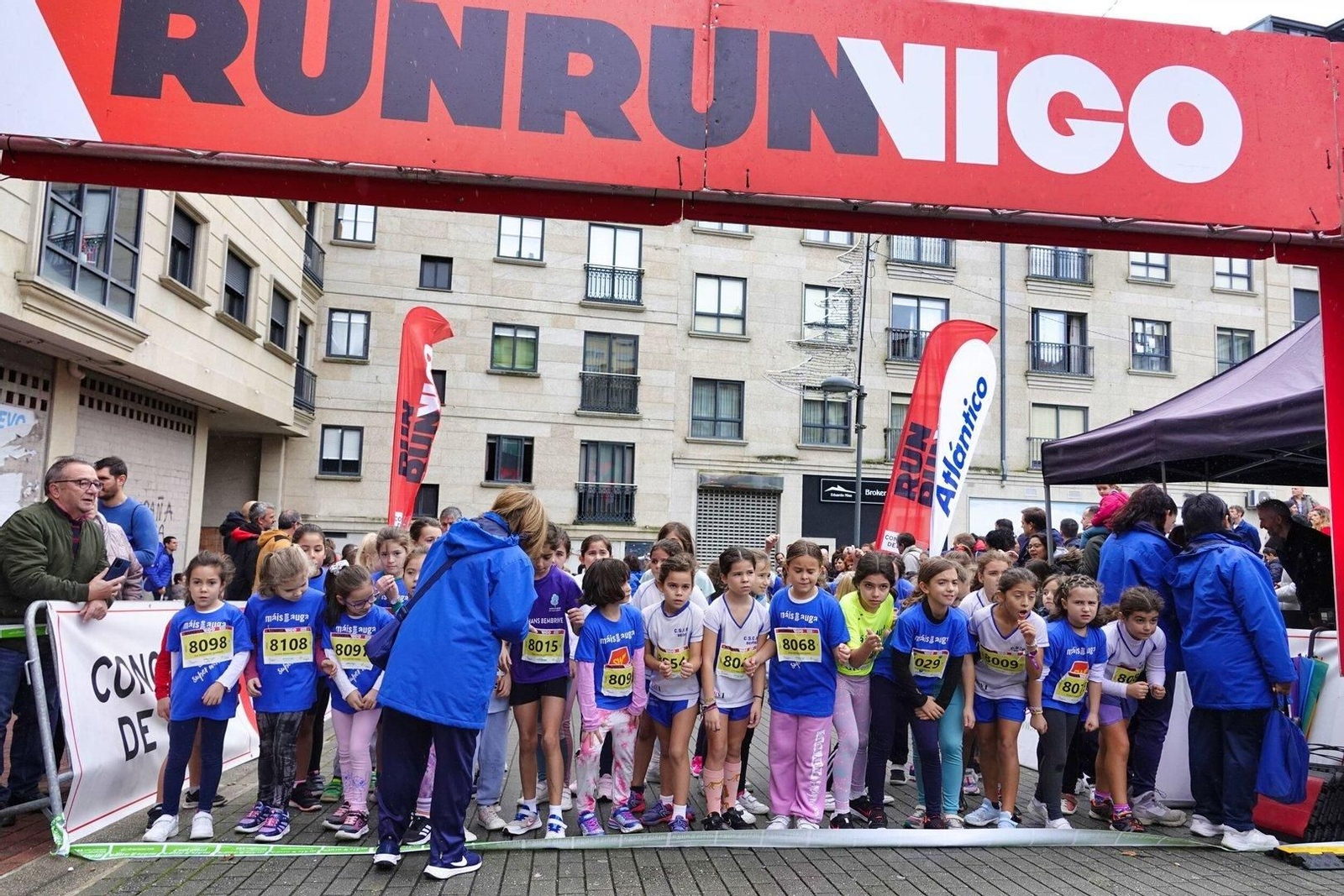 Los más jóvenes en la carrera Vigo+11 en Coia.