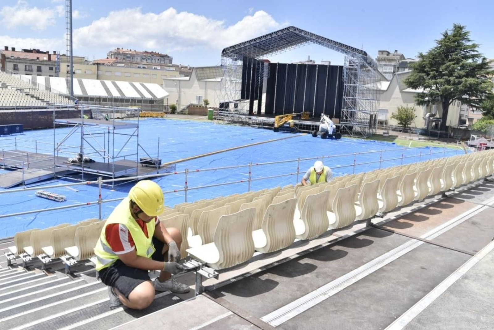 El escenario y las gradas ya están montadas en el campo de fútbol para acoger el concierto de Bryan Adams.
