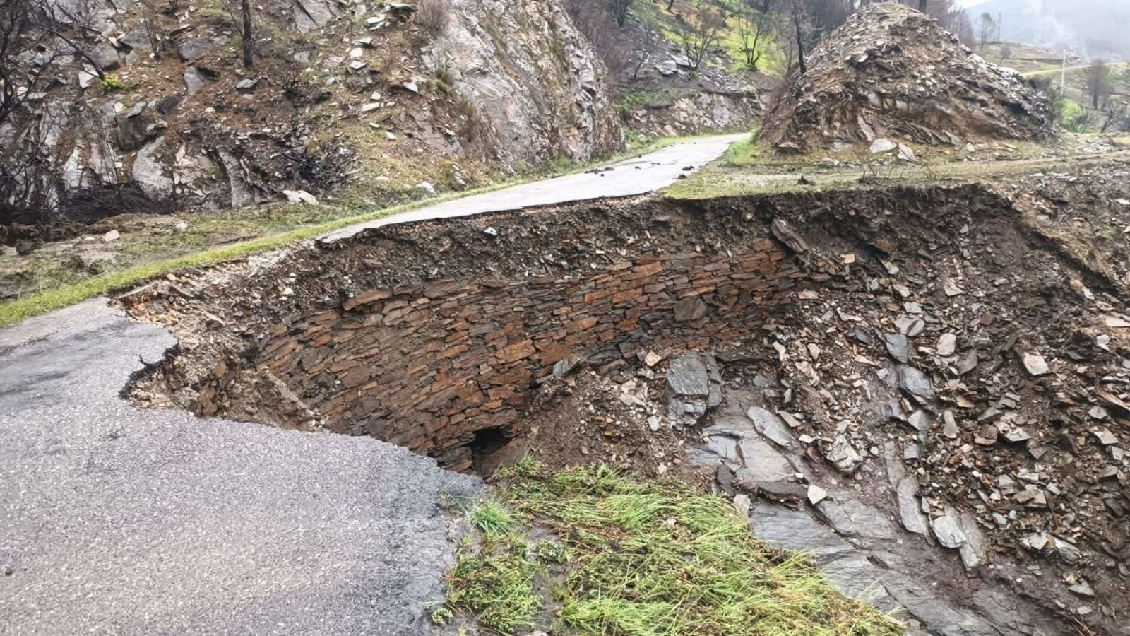 Desprendimiento de una carretera municipal en Quiroga, que conecta cuatro aldeas con la N-120, a escasos metros de la frontera con Ourense