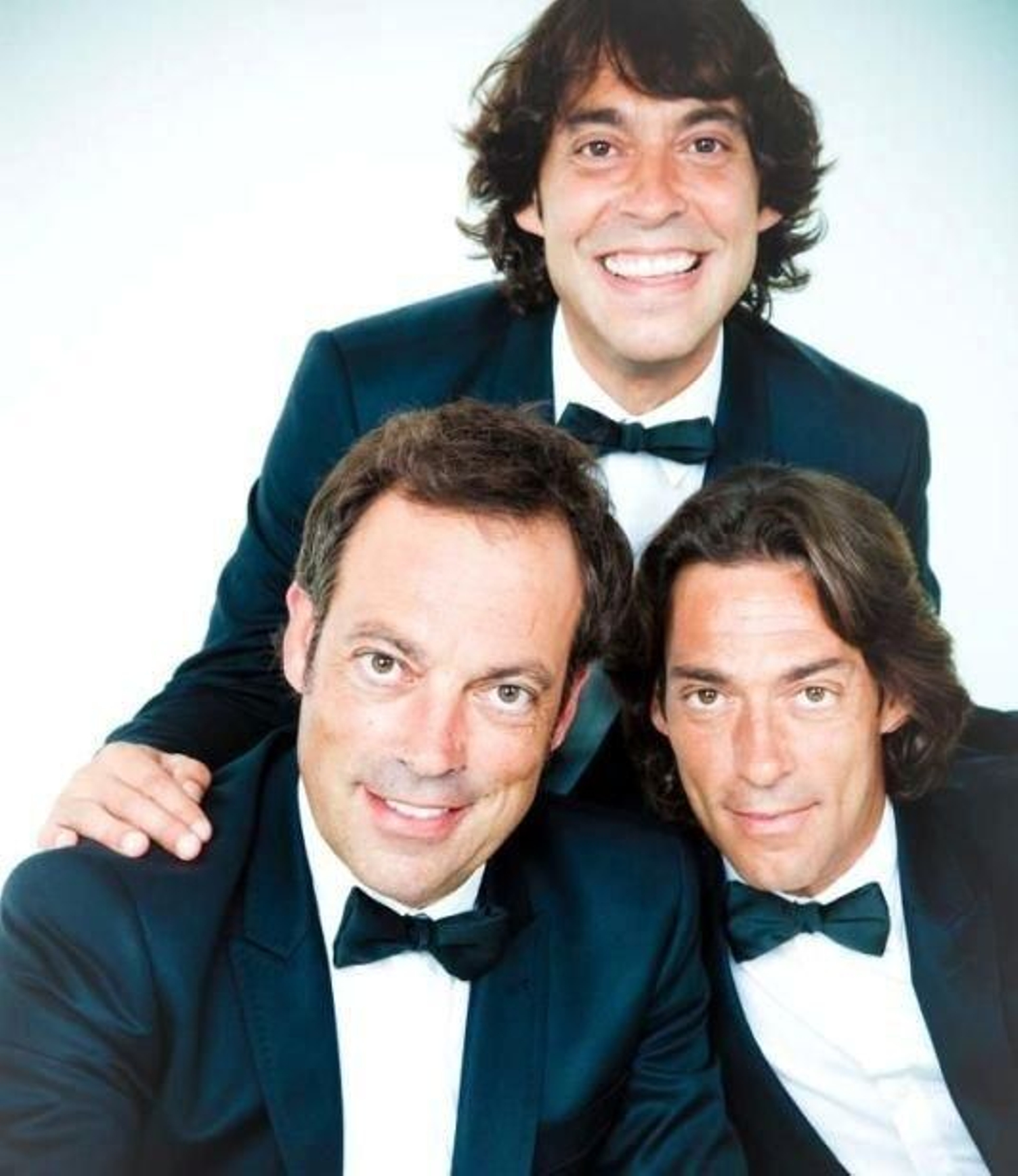 Manuel, abajo a la izquierda, con los otros dos hermanos Quijano.