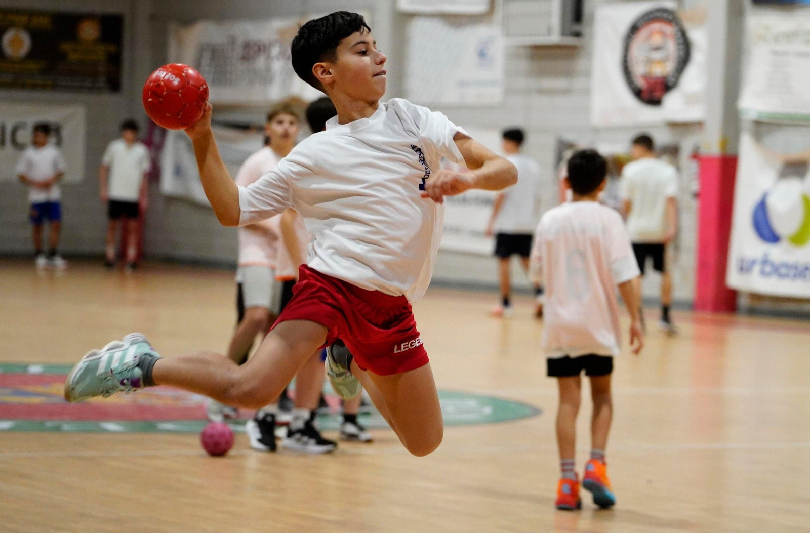 Galería | Chapela acoge un entrenamiento multigeneracional de balonmano