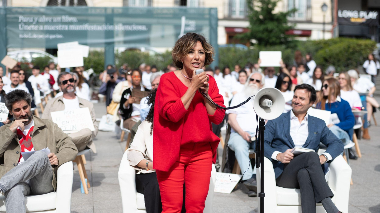 La periodista y presentadora Sonsoles Ónega interviene durante una manifestación silenciosa para reivindicar la “rebeldía de leer”, en la plaza de Pedro Zerolo