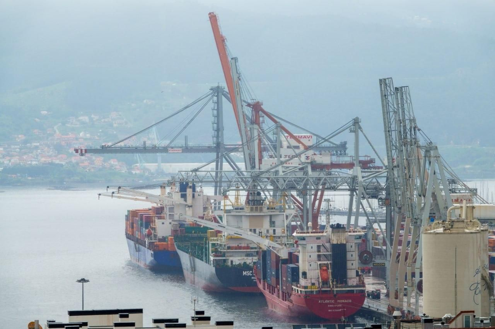 Tres portacontenedores operando en Guixar en abril.