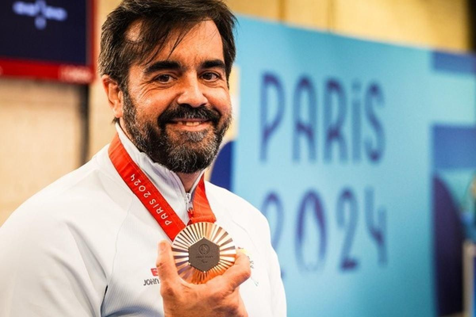 El tirador vigués muestra su medalla de bronce lograda este domingo en París.