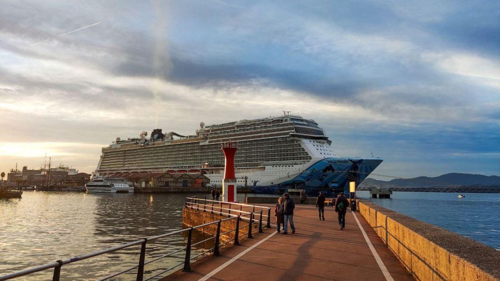 Esta escala es la primera que el trasatlántico “Norgewian Bliss” realiza en Vigo y la primera del año de un crucero trasatlántico.