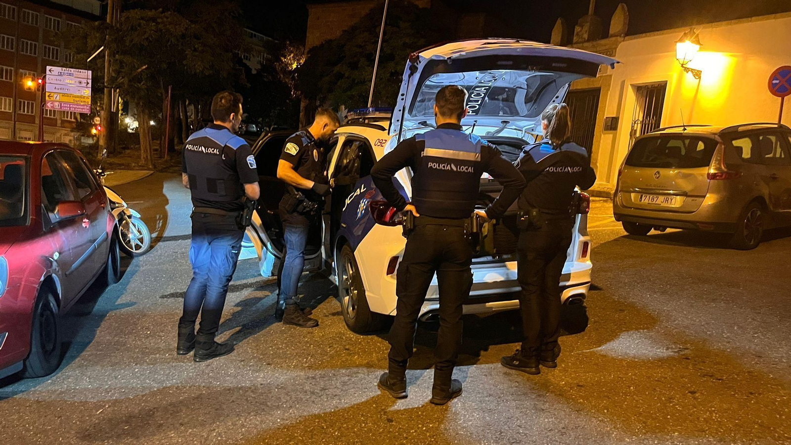 Agentes de la Policía Local de Ourense durante la intervención que terminó con la detención del motorista.