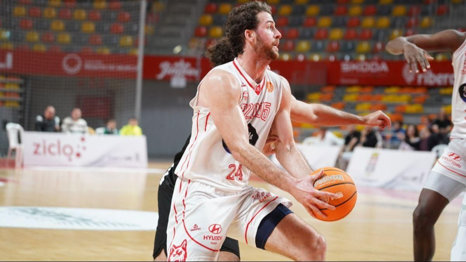 McDonnell entra a canasta durante el partido.