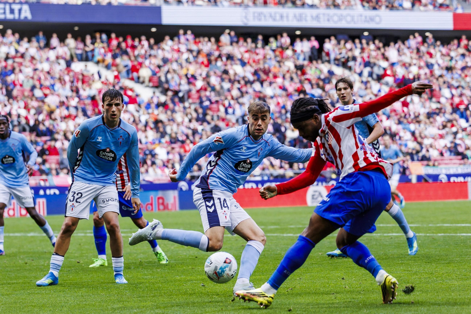 Álvaro Núñez y Javi Rodríguez tratan de defender un centro de Lookman ayer en el Metropolitano.