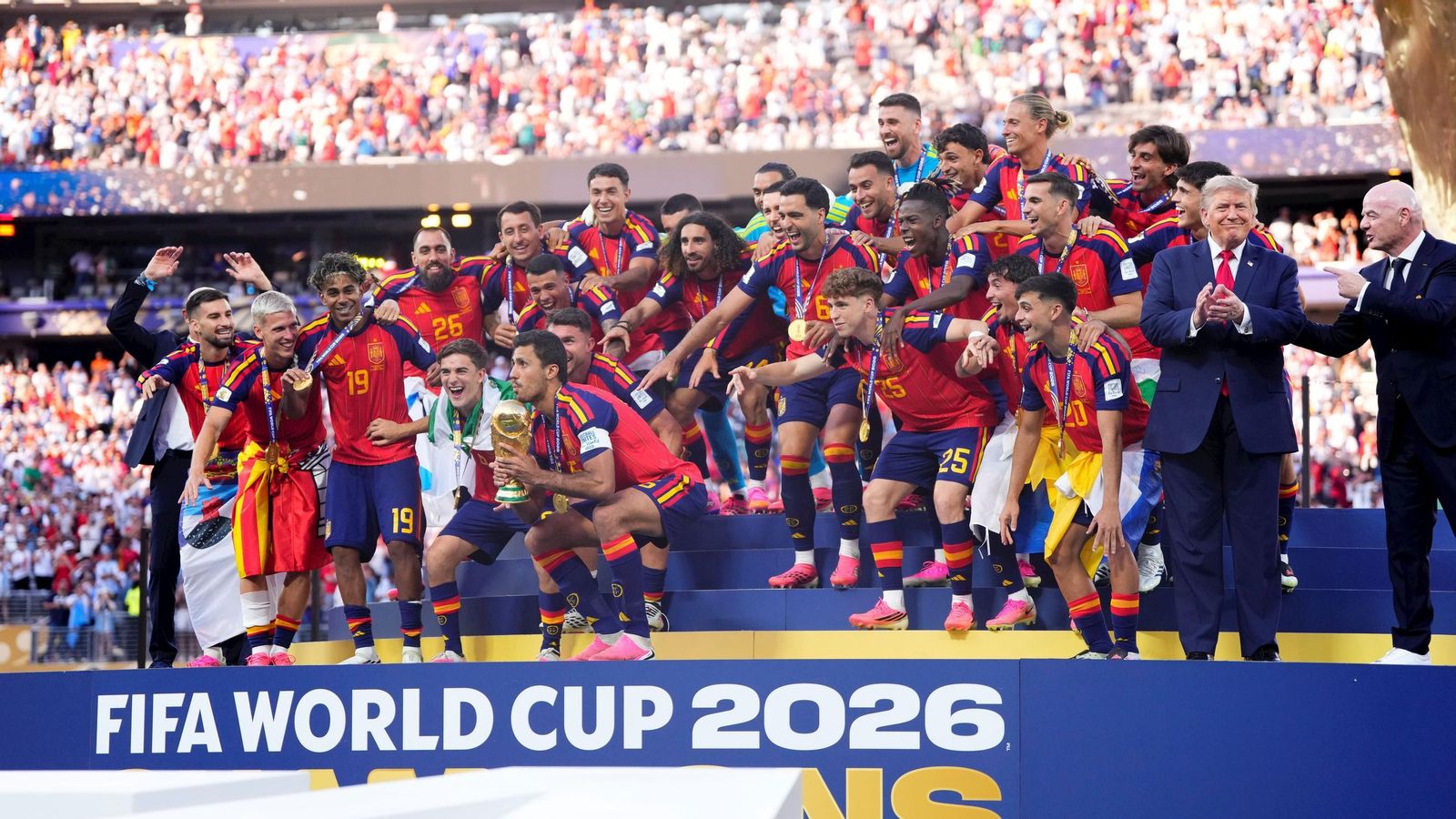 Donald Trump en la foto de la celebración.