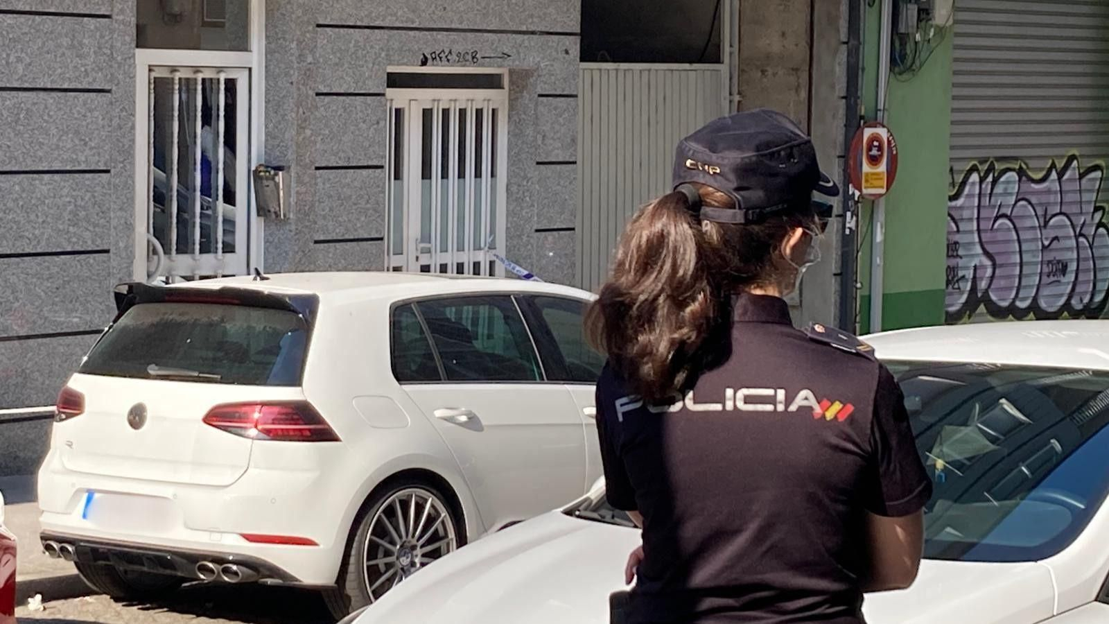 Portal del domicilio en el barrio ourensano de San Franscisco en el que ocurrió el acuchillamiento
