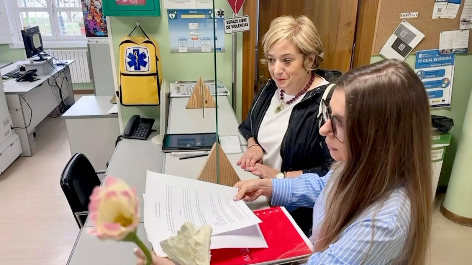 As concelleira Sonia Arias e Lara Da Silva, no rexistro do Concello de Verín.
