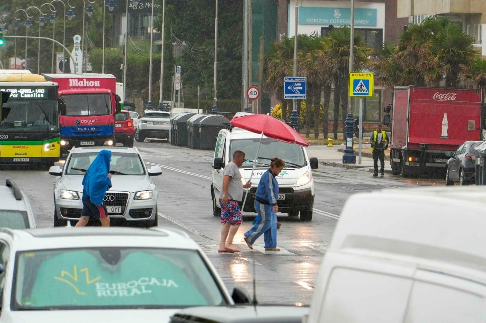 Galería | La lluvia sorprende a Vigo tras meses de tiempo seco