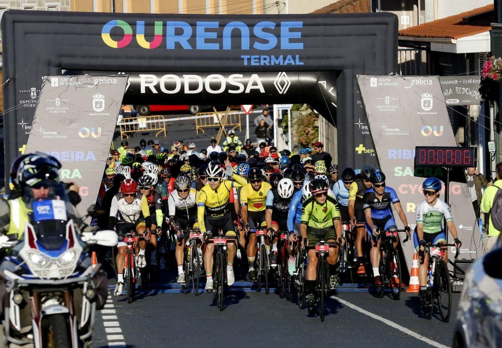 Los participantes, en el momento de tomar la salida en Luintra en la tercera edición de la Ribeira Sacra Cycling Road, una prueba apadrinada por el exprofesional Igor Antón (Foto: Marcos Atrio).