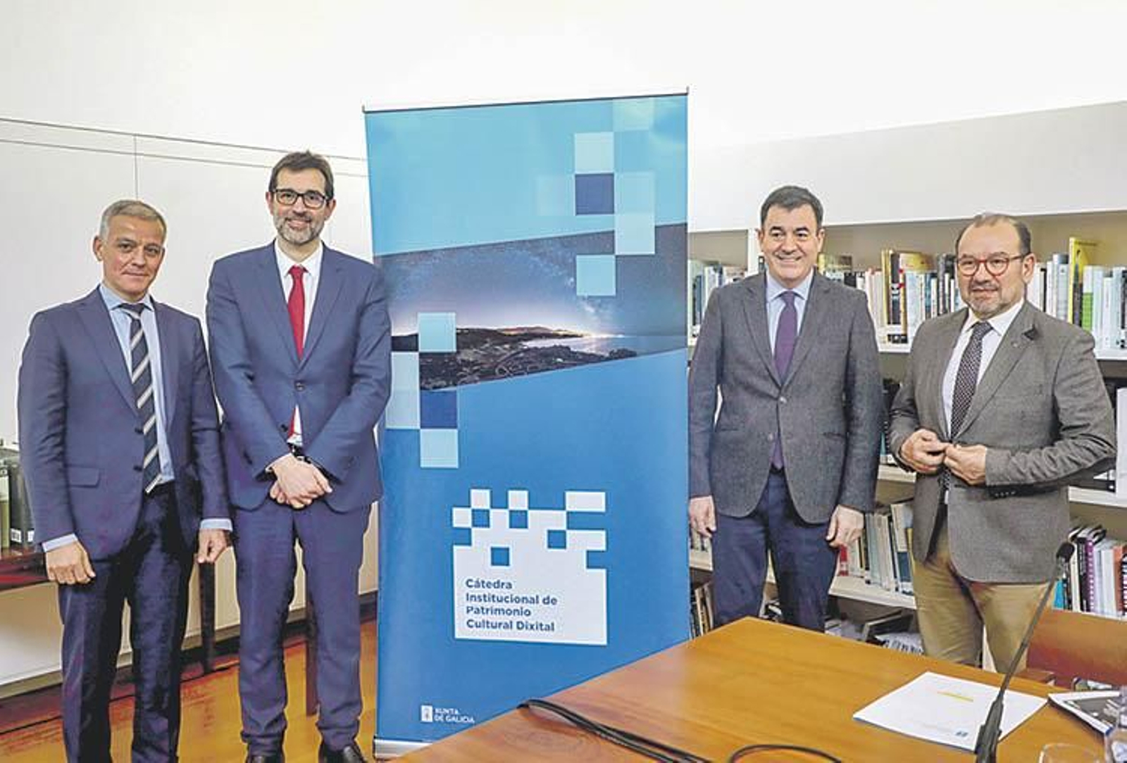 Román Rodríguez, con el rector de la USC, Antonio López, y representantes de AMTEGA, ayer.