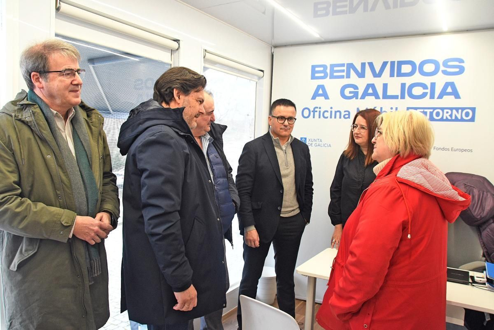 El conselleiro de Emprego y el secretario xeral da Emigración en una Oficina Móvil de retorno