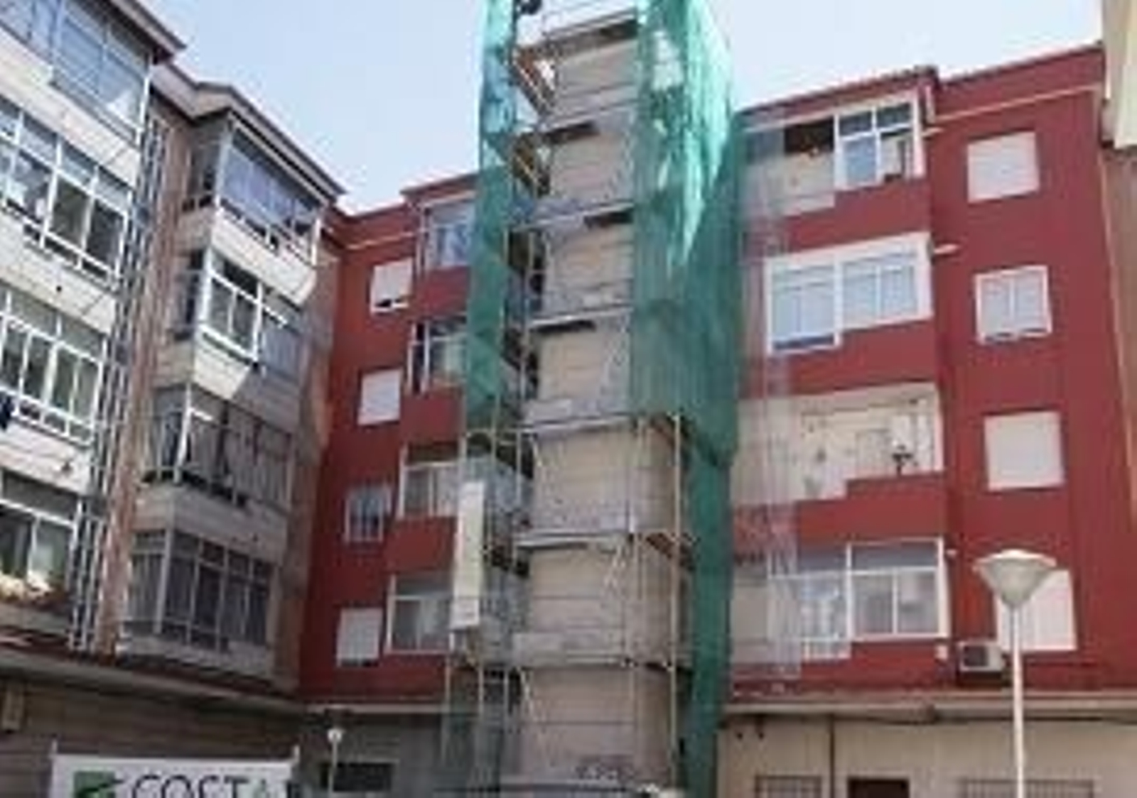 Vista del ascensor exterior del edificio nº2 de la Praza da Cantiga, en As Camelias.