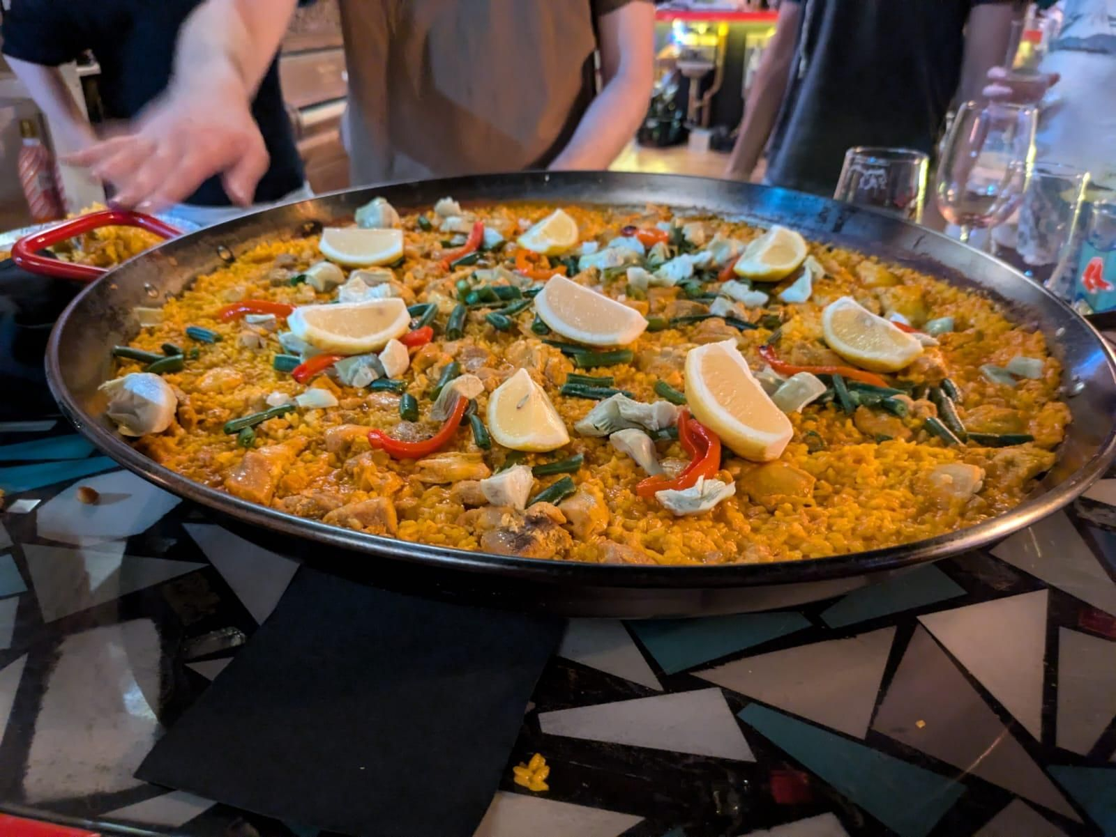 Se les acusa de comerse una paella y beber varias cervezas y marcharse del local sin pagar.