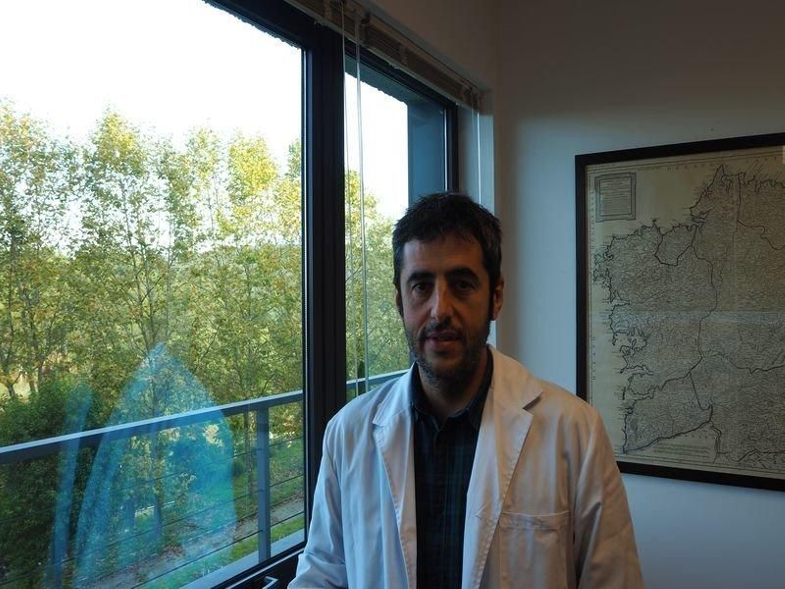 El investigador ourensano Pablo Aguiar durante la entrevista.