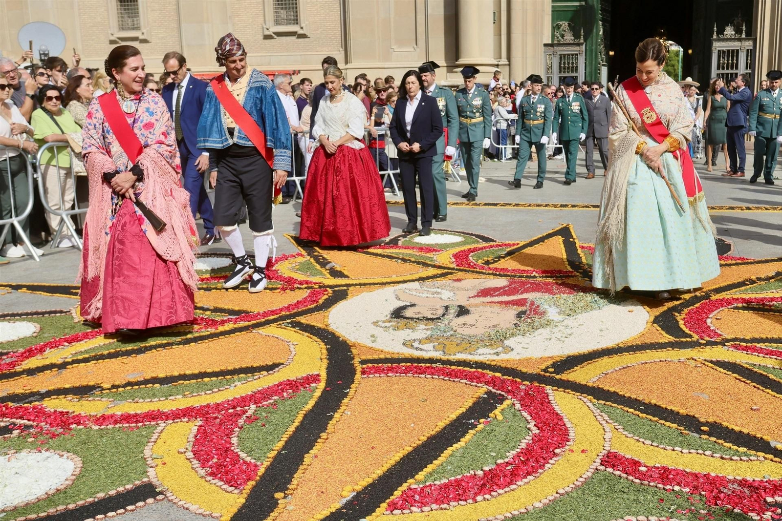 Autoridades de Zaragoza sobre la alfombra floral de Ponteareas presente en las Fiesta del Pilar de 2025.
