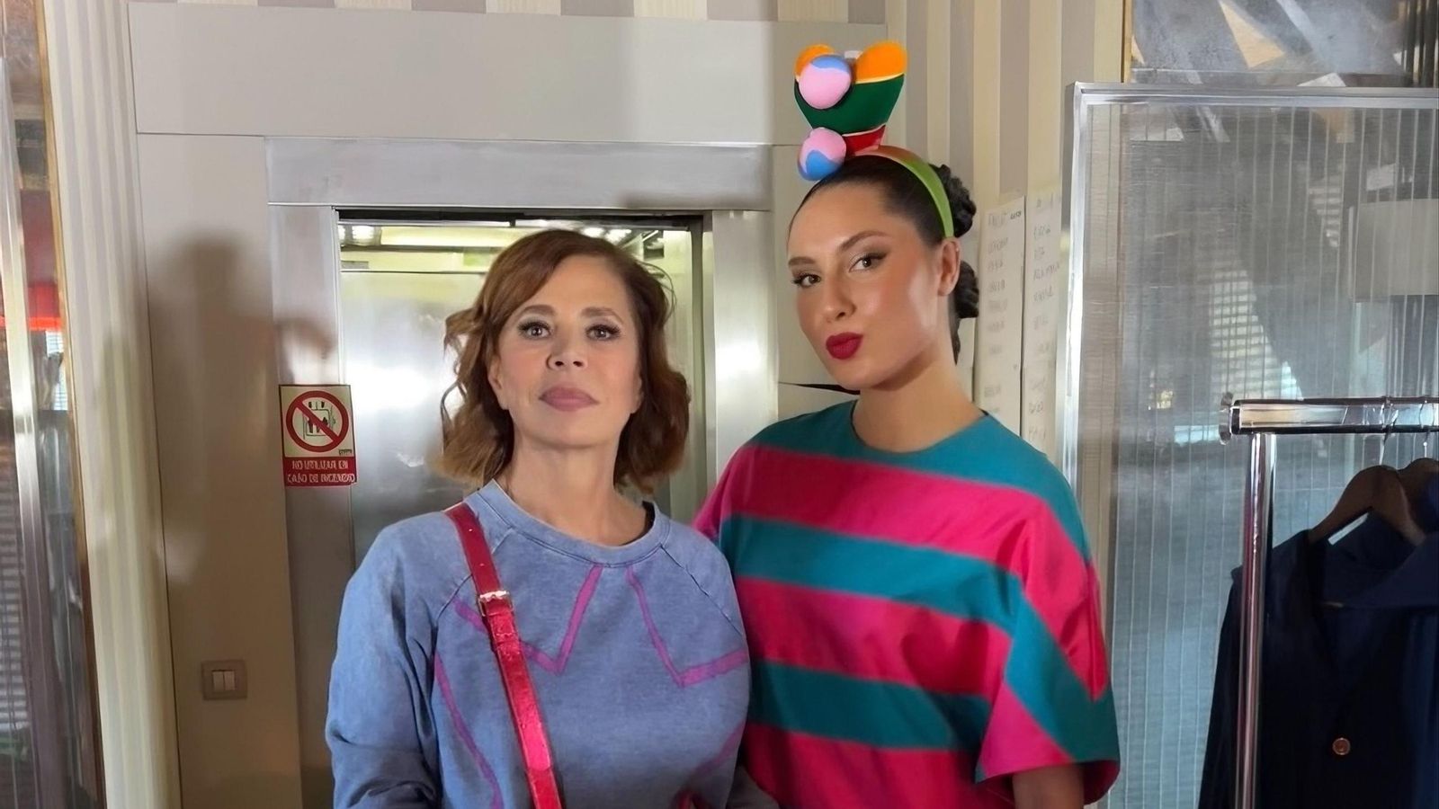 Noa Ropri junto a la diseñadora Ágatha Ruiz de la Prada.