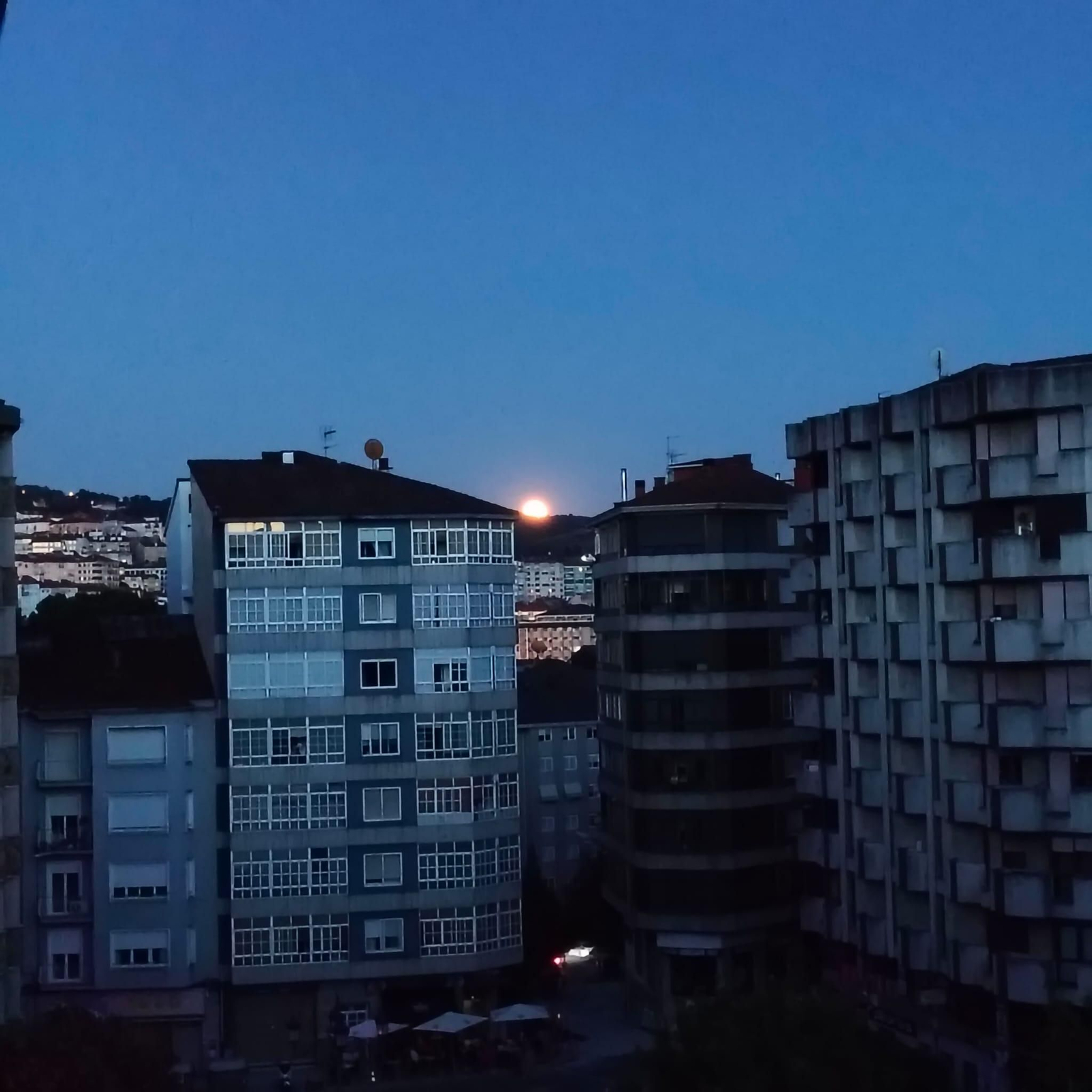 El contraste de la luz natural con las casas sin suministro en Ourense.