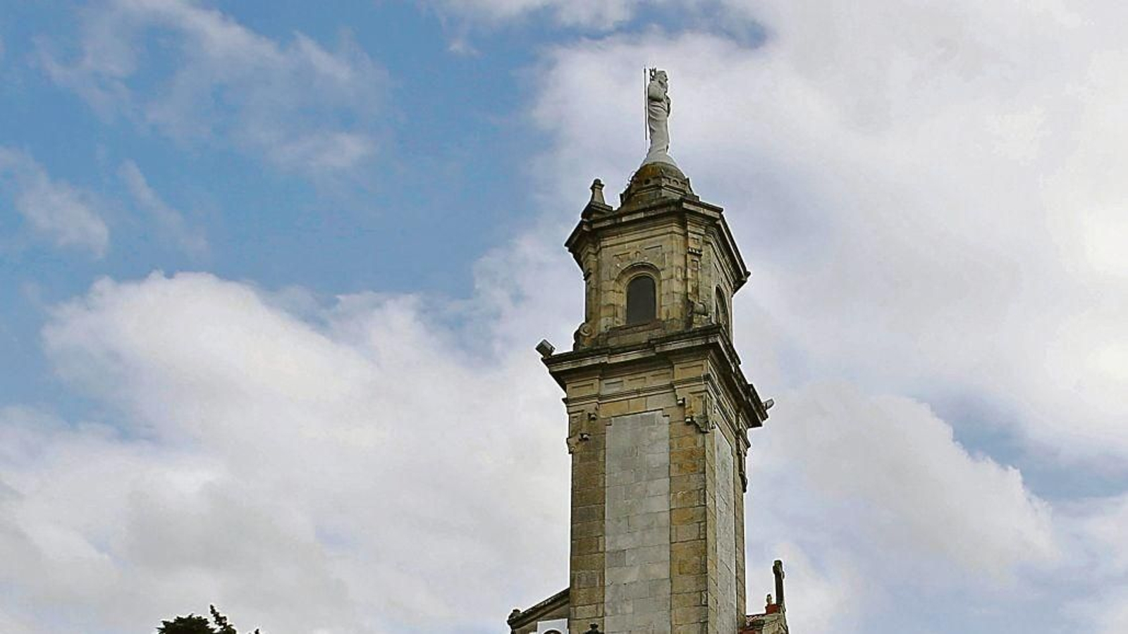 La capilla de A Guía con la escultura del Sagrado Corazón de Jesús.