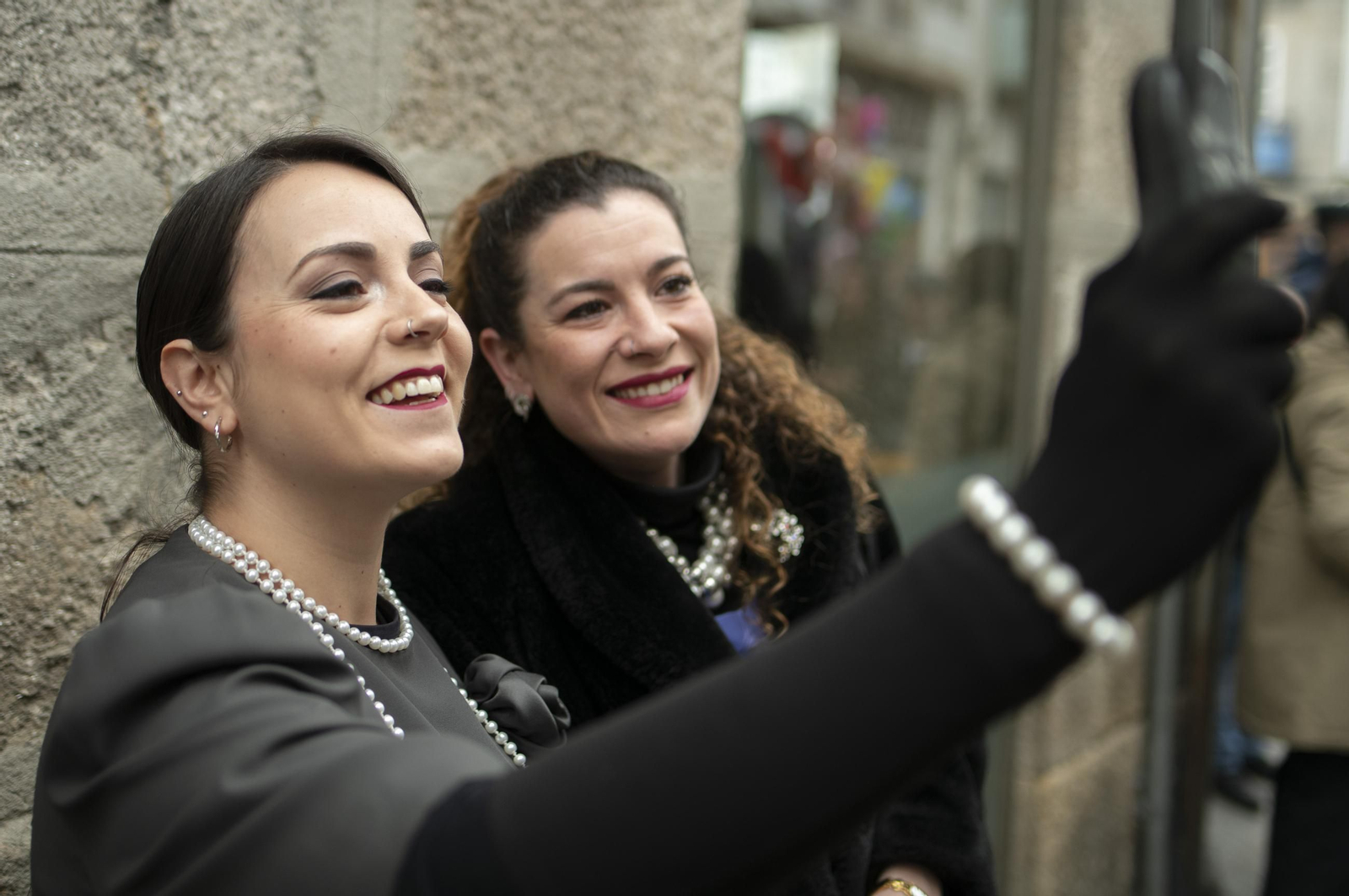 Galería |  Xinzo celebra su Domingo Oleiro con las olas volando en la Plaza Mayor