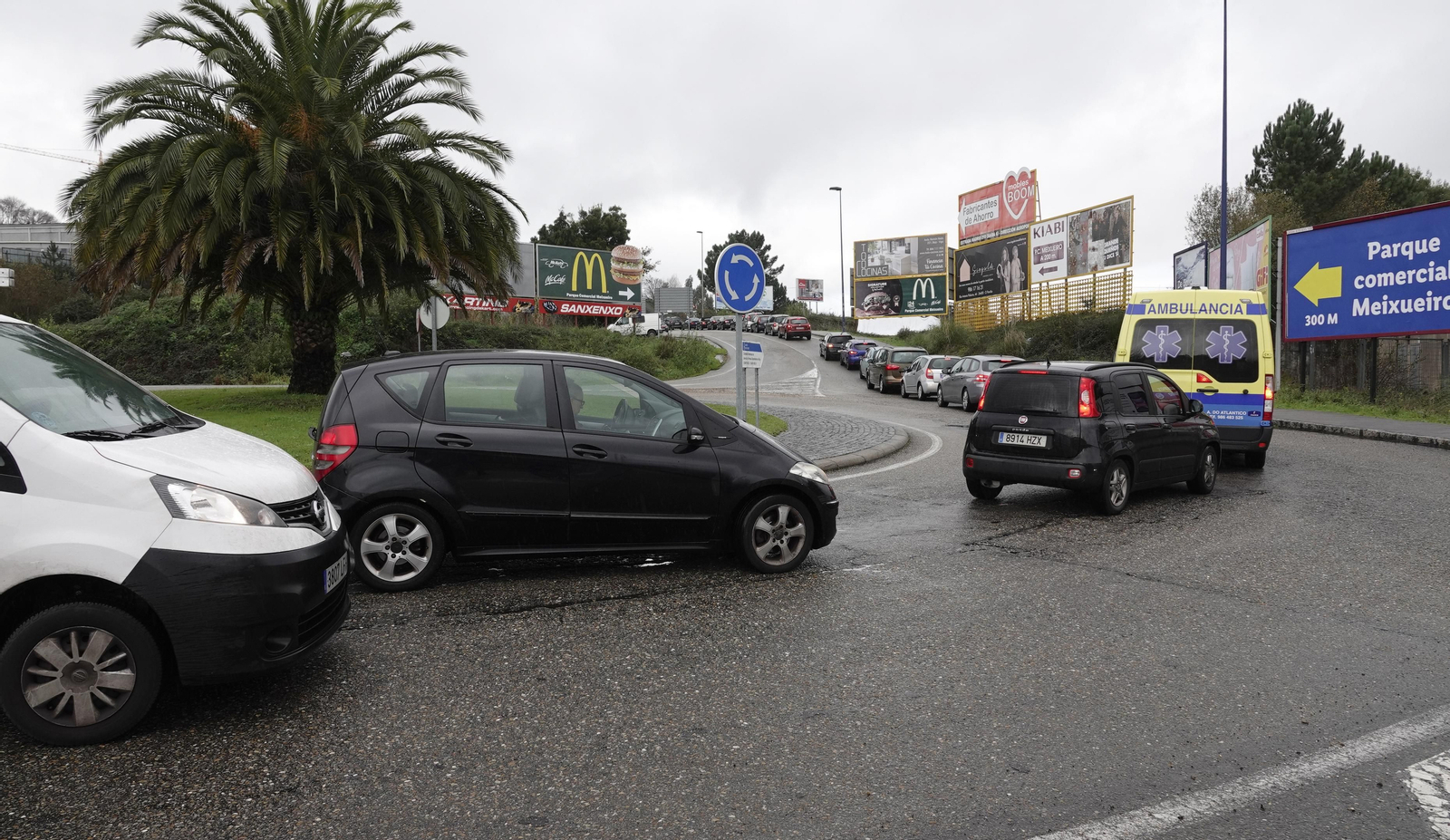 Largas colas de vehículos entre la autovía y el Hospital do Meixoeiro para realizar PCR en el auto covid del centro sanitario.