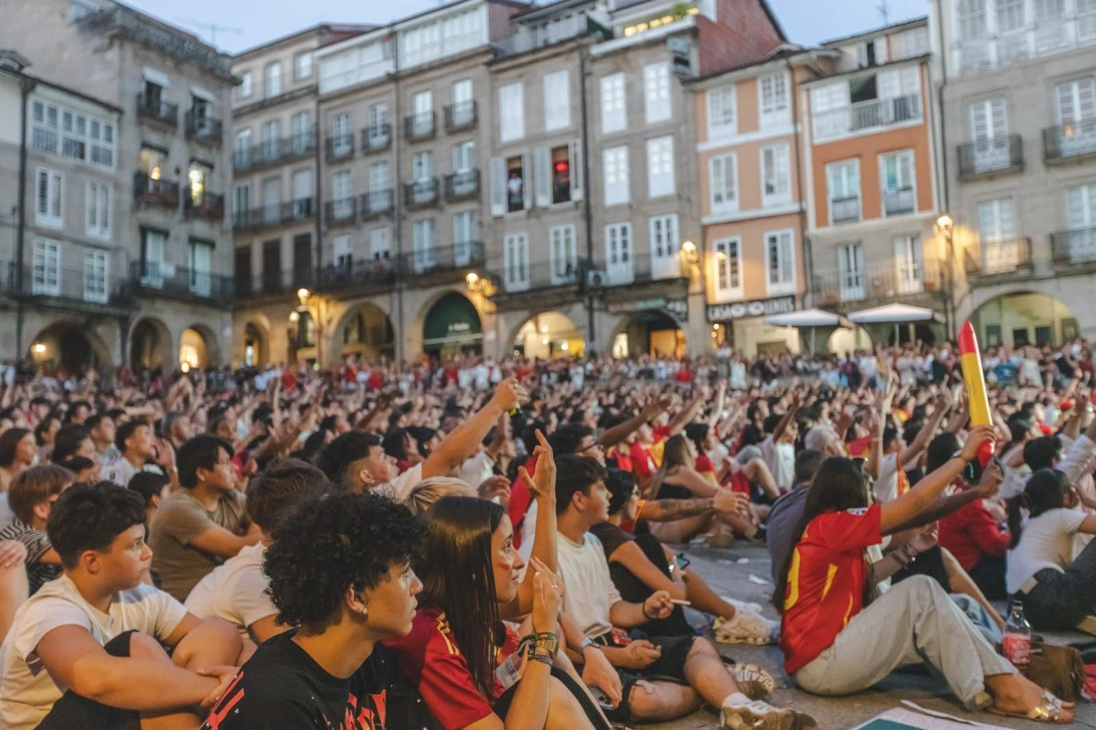 Galería | Camisetas, banderas y las calles de Ourense llenas de emoción por ver a España jugar los cuartos de final, en fotos