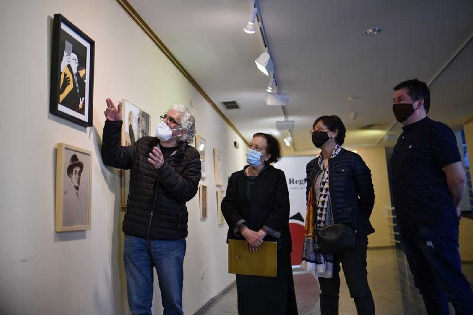 A Casa da Cultura de Xinzo acolle a exposición "Os rostros de Nós" // Foto: Xesús Fariñas