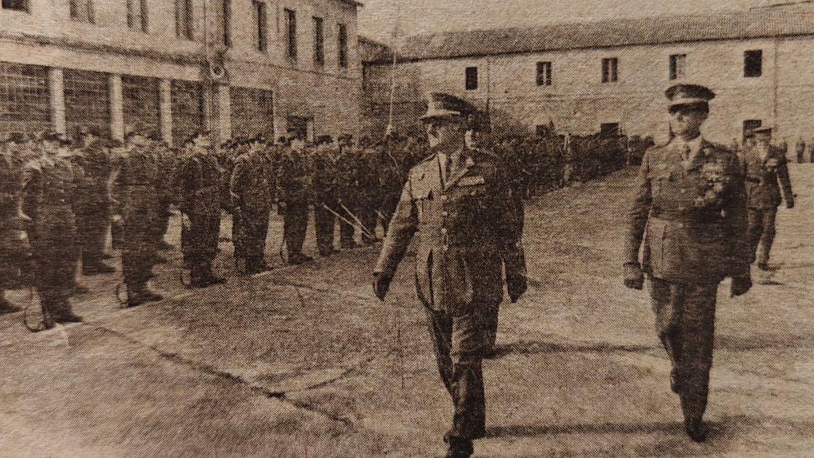 El capitán general pasando revista.
