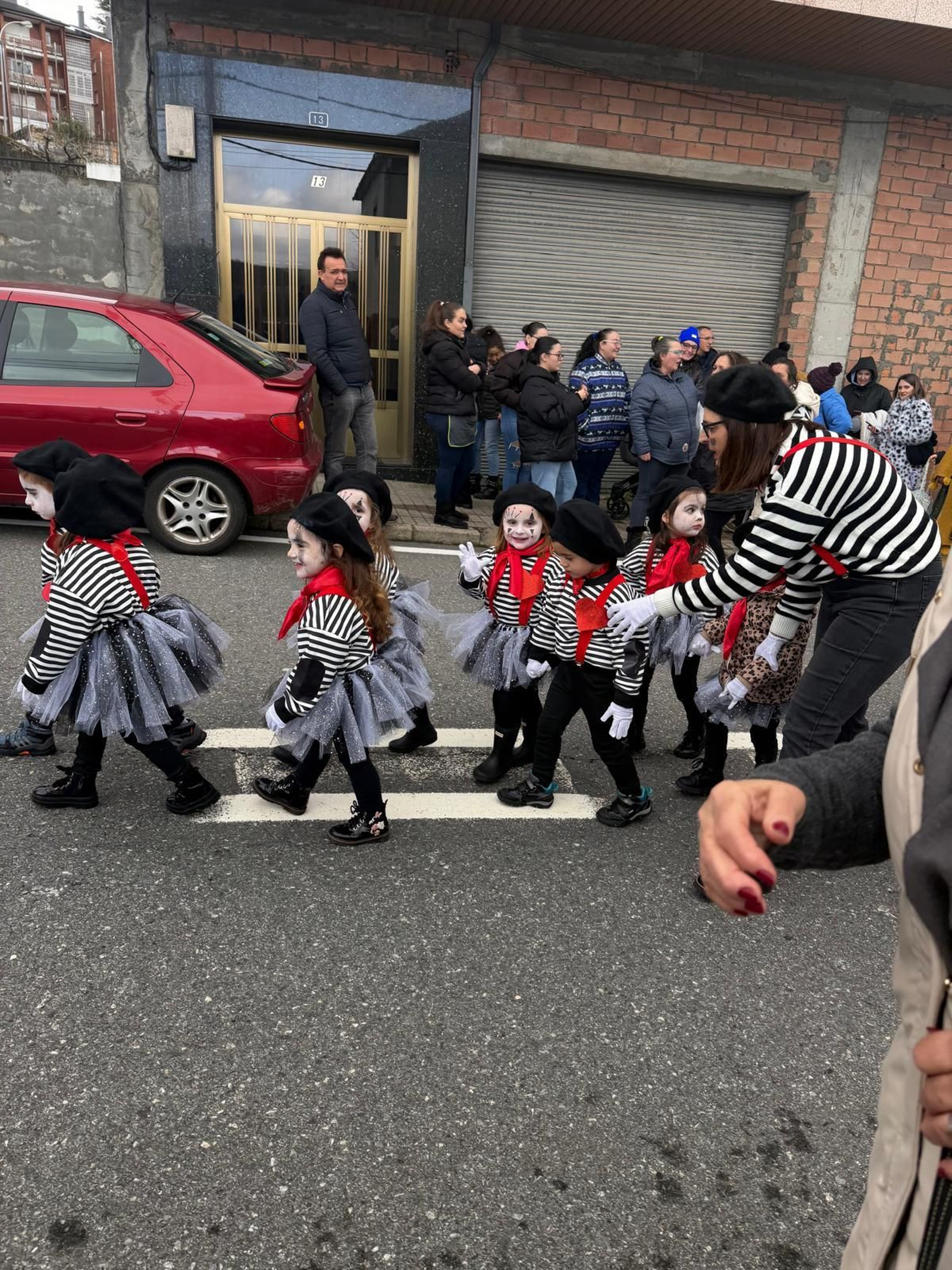 Galería | Los niños llenan de color las calles de Viana do Bolo por el Día de Comadres y Compadres