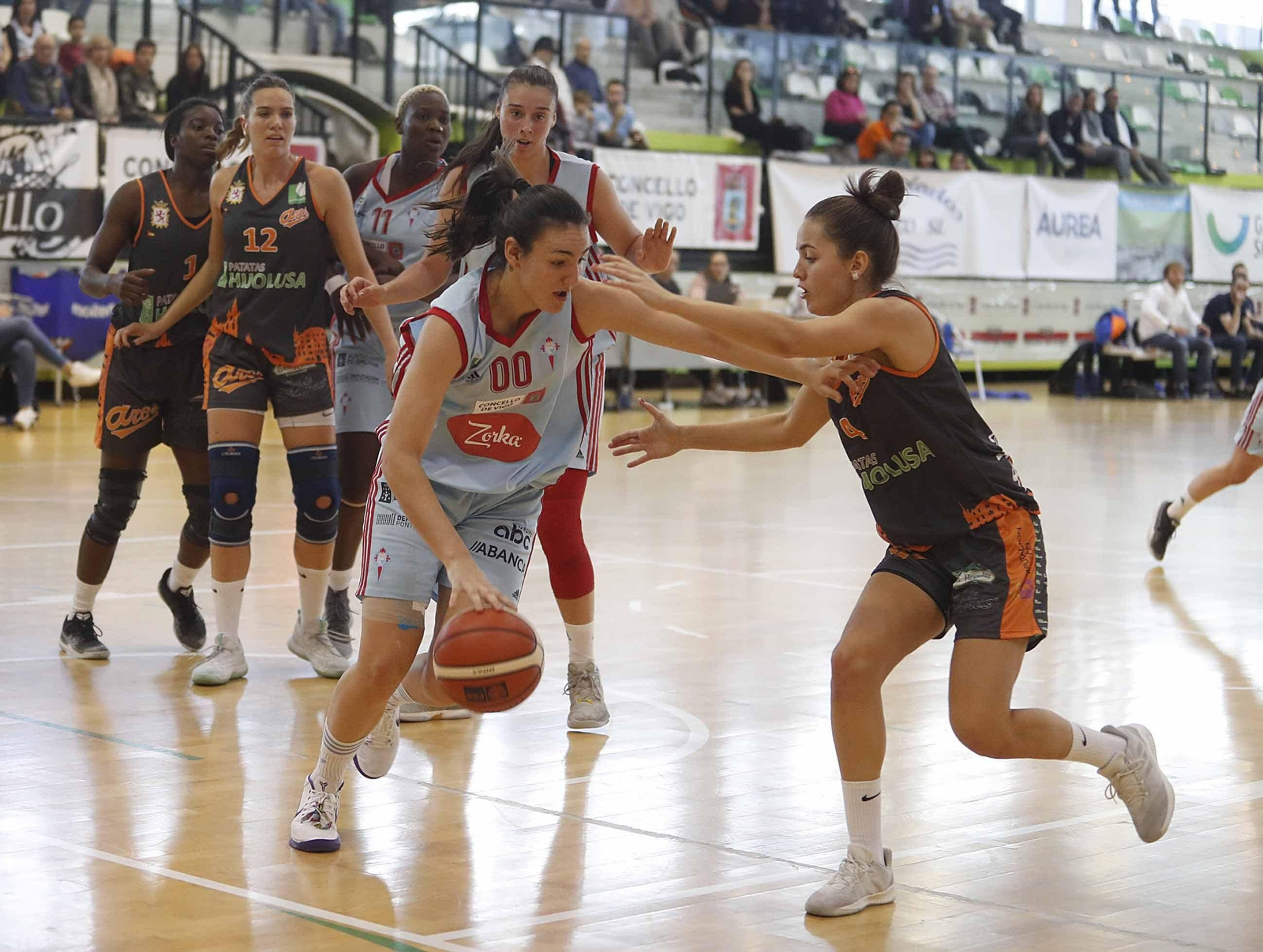 Ainhoa Lacorzana protege el balón ante una rival en el anterior partido del Celta en el pabellón de Navia.