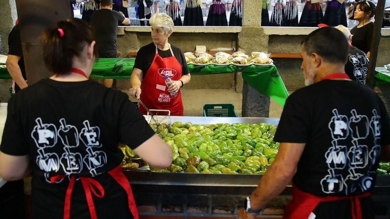 Tras encender los fogones, comenzó la fritura de los primeros pimientos.
