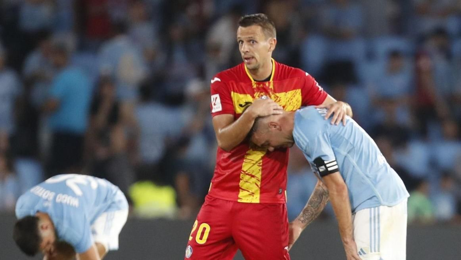 Maksimovic, del Getafe, consuela a Iago Aspas, que se lamenta de una ocasión fallada ayer en Balaídos.