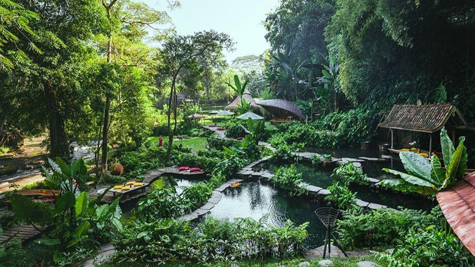 Piscinas del hotel balinés Bambu Indah