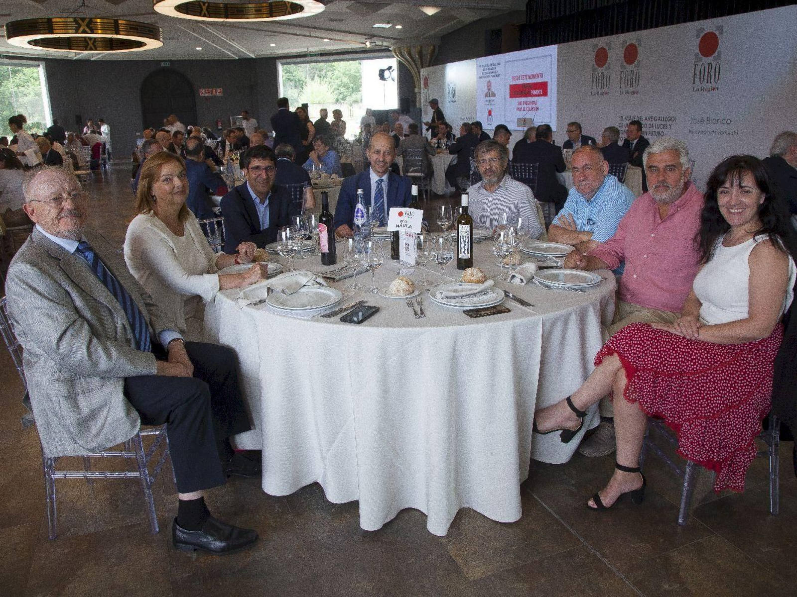Río Navea:
Manuel Rodríguez; Presidente Círculo de Empresarios de Galicia y Grupo Rodman; Ester de Blas; Vicerectora de UVigo; Campus de Ourense; Javier Taibo; director gerente del Parque Tecnológico de Galicia; Ramón Quiroga; Viceportavoz grupo Popular de Santiago; Jano Outeiriño; consejero Grupo La Región; Jose Ramón Morgade; secretario de organización PSOE ciudad de Ourense; Jose Manuel Cabaleiro; gerente de Solchaos; Marta Fernandez; jefa Departamento de Publicidad de La Región. 
Foto: Miguel Angel