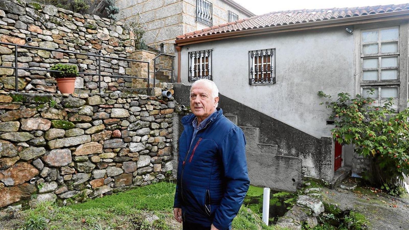 CASARIZAS (A PEROXA) 7/11/2019.- Manuel Seoane, alcalde de A Peroxa junto a la vivienda de O Lebre y piezas del futuro museo. José Paz