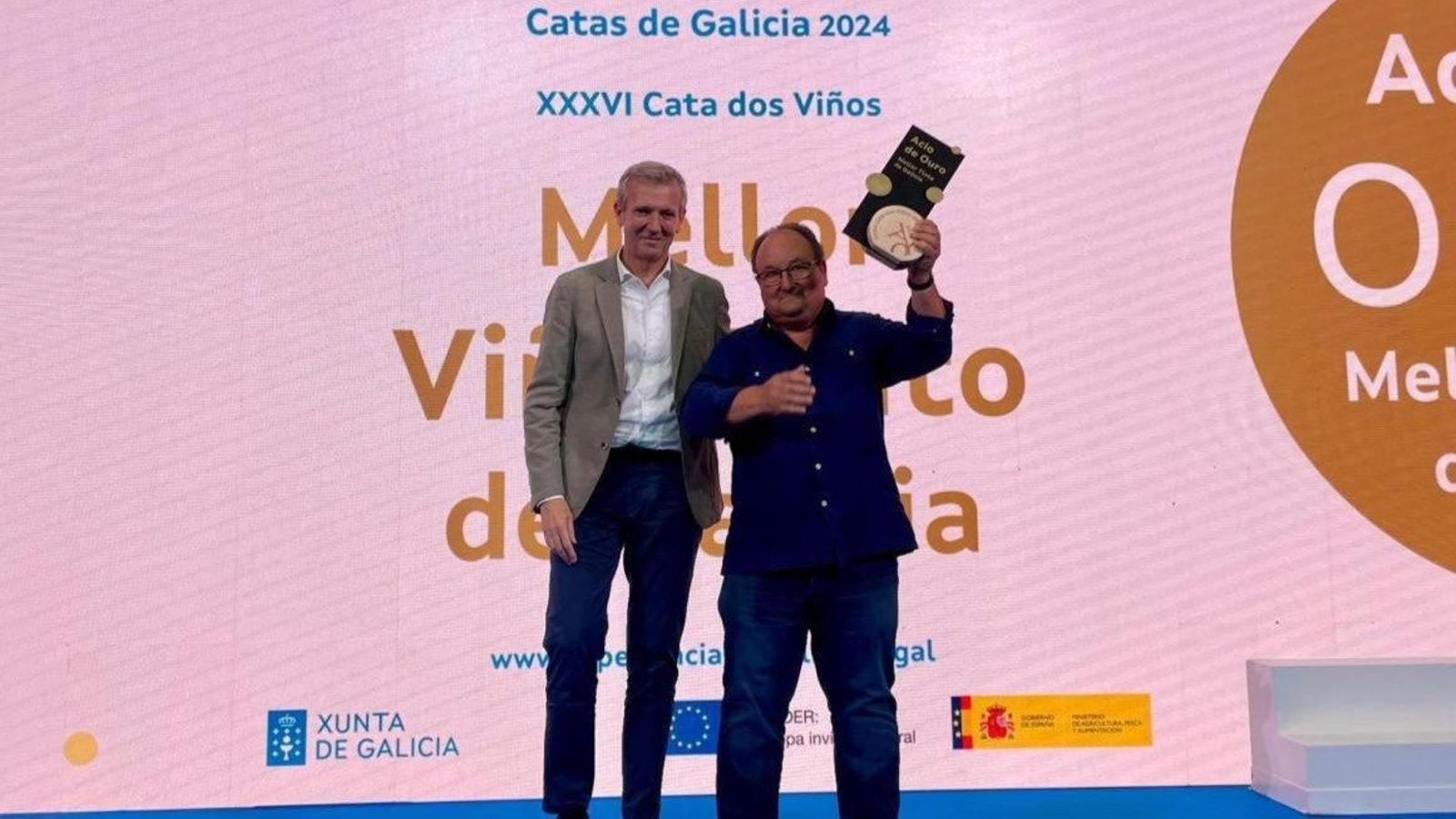El presidente de la Xunta, Alfonso Rueda, entrega el premio al mejor tinto.
